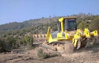 Saruhanlı’da gölet temizliği devam ediyor