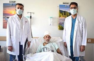 Sedyeyle geldiği hastaneden yürüyerek çıktı