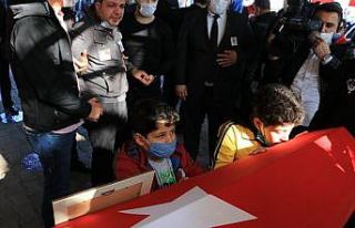 Şehit polisi çocukları ve babası tabutunu öperek...