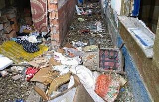 Şehrin göbeğindeki metruk bina tehlike saçıyor