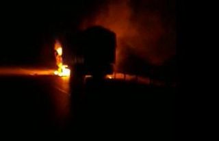 Şeker pancarı yüklü kamyon alev alev yandı