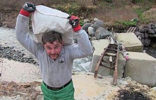 Selde köprüleri yıkılınca evlerini terk etme...