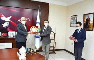 Sempozyum düzenleyen ekibe teşekkür plaketi verildi