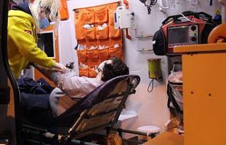 Servis minibüsü elektrikli bisikletle çarpıştı