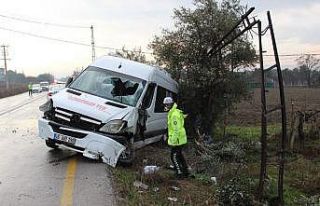 Servis minibüsü kayganlaşan yolda devrildi: 1 yaralı