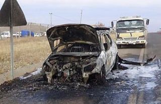 Seyir halindeki otomobil cayır cayır yandı