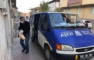 Sıcak yemekler evlere ulaştırıldı