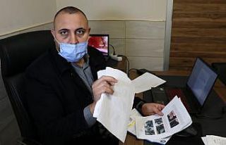 Sıfır aldığı aynı marka 2 otomobil evinin önünde...