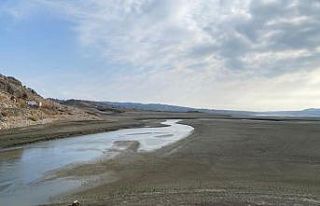 Silvan’da baraj suyu çekildi, eski mezarlıklar...