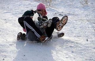 Sınavların 2. döneme ertelendiğini duyan çocuklar...
