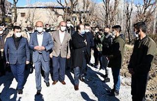 Şırnak Valisi Pehlivan Uludere’deki seralarda...