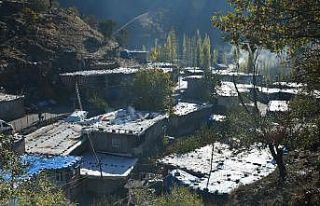 Şırnak’ta kerpiç evlerin damı, yağıştan korumak...