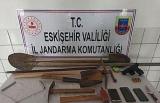 Sit alanında kaçak kazı yaparken yakalandılar