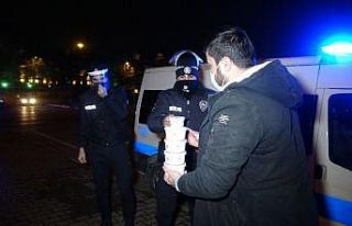 Soğuk havada görev yapan polislere çorba ikram...