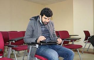 Soğuk havada hastane bahçesinden uzaktan eğitim...