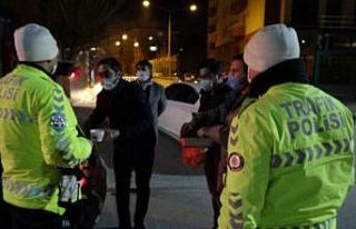 Soğuk havada kısıtlama nöbeti tutan polislere...