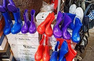 Soğuk kış mevsiminde lastik çizmeler tercih ediliyor