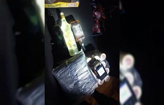 Sokağa çıkma kısıtlamasında araçla içki satarken...