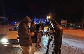 Sokağa çıkma kısıtlamasında ehliyetsiz araç...