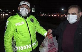 Sokağa çıkma kısıtlamasında vatandaştan polise...