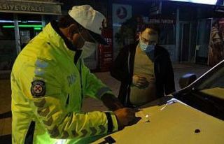 Sokağa çıkma kısıtlamasını ihlal eden esnaf...