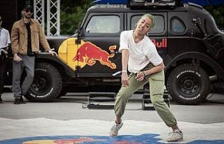 Sokak dansçıları online olarak yarıştı