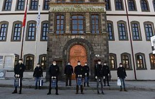 Sokak hayvanlarına mama bıraktılar