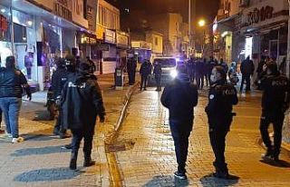Sokak ortasında bıçaklandı