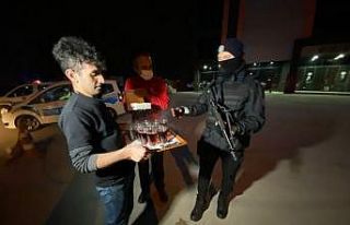 Sokakta görev yapan polislere online siparişle çay...