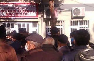 Sosyal mesafesiz kuyruk pes dedirtti
