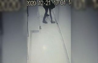 Su sayacını çalan hırsız, binayı terk etmeden...