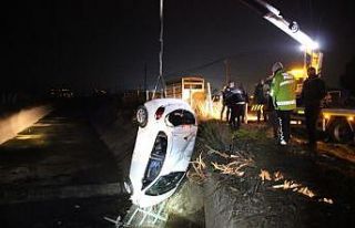 Sulama kanalına uçan otomobilin sürücüsü kayıplara...
