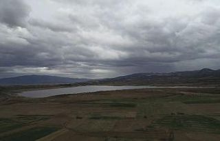 Suları çekilen baraj gölü tarım alanına döndü