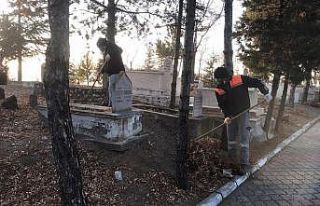 Sungurlu’daki mezarlıklarda kış temizliği