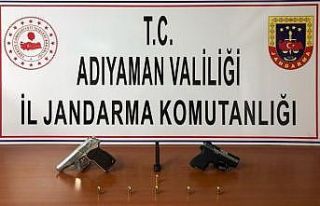 Şüpheli araçta tabancalar ve mermi ele geçirildi