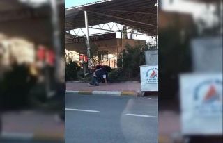 Sürücülerin kaldırımdaki trafik kavgası cep...