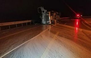 Süt tankeri devrildi, tonlarca süt yola döküldü