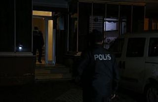 Tabancasını temizlemek isterken annesini vurdu