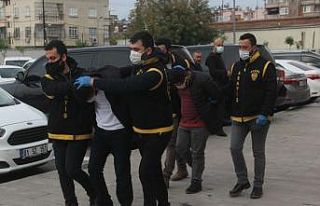 Takip ettikleri işçinin 21 bin lirasına çalan...