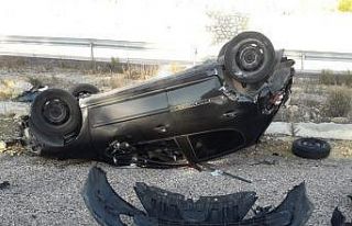 Takla atan araçtan hafif yaralı olarak kurtuldu