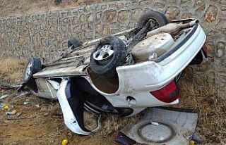 Takla atan otomobil hurdaya döndü, 2 kişi sağ...