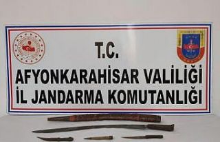Tarih eser olan kılıç ve hançerleri satamadan...
