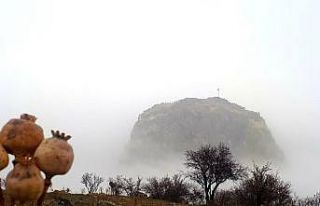 Tarihi Karahisar Kalesi sis altındaki görüntüsü...