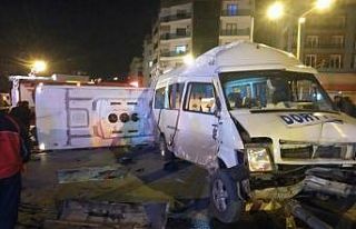 Tarım işçilerini taşıyan midibüs minibüs ile...