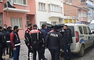 Tartıştığı annesini bıçakla rehin aldı