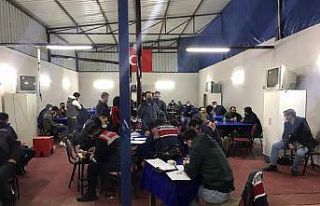 Tavuk çiftliğindeki kumara jandarma baskını