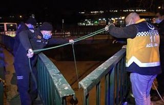 Telefon sevdasına dereye düştü, ayağını kırdı