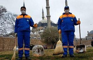 Temizlik işçileri kullanılan maskelerin sokağa...