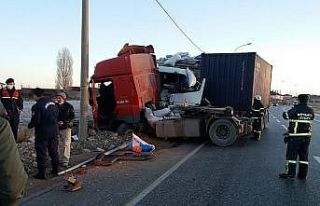Tır ile kamyon çarpıştı: 3 yaralı