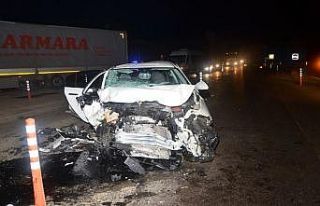 Tıra çarpan otomobil paramparça oldu, sürücüsü...
